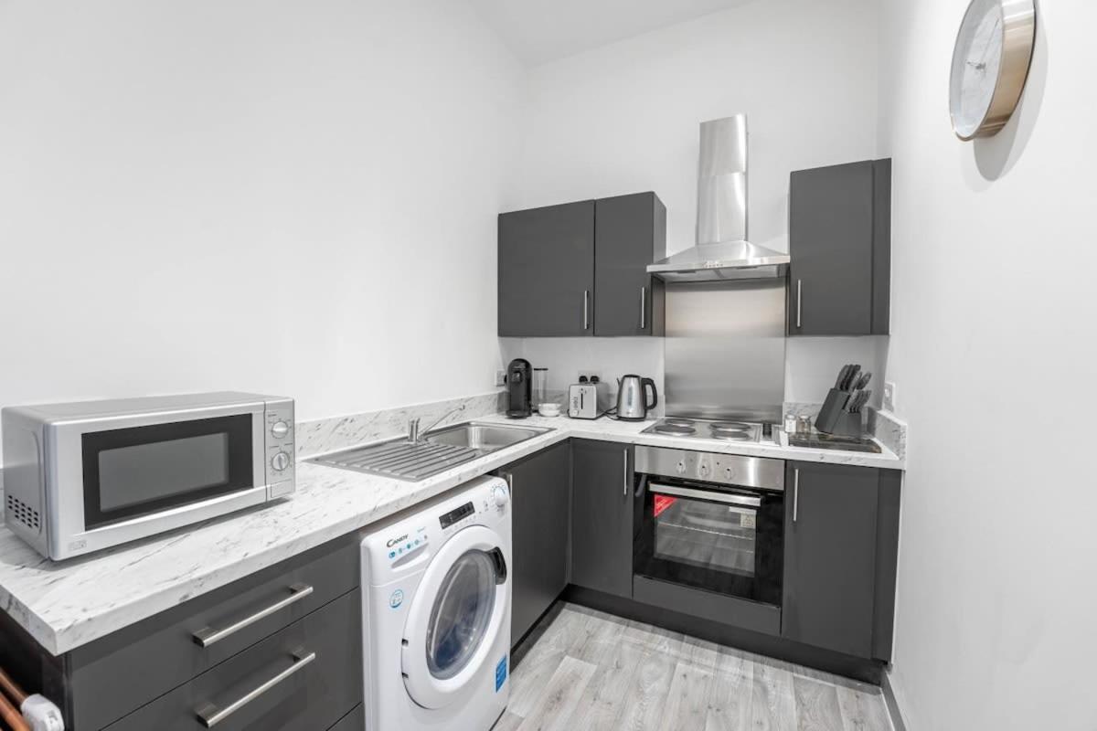 Modern 1 Bedroom Apartment in Dudley Brierley Hill Buitenkant foto
